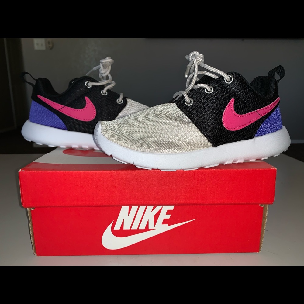 Girl’s Nike Roshe Size 13c